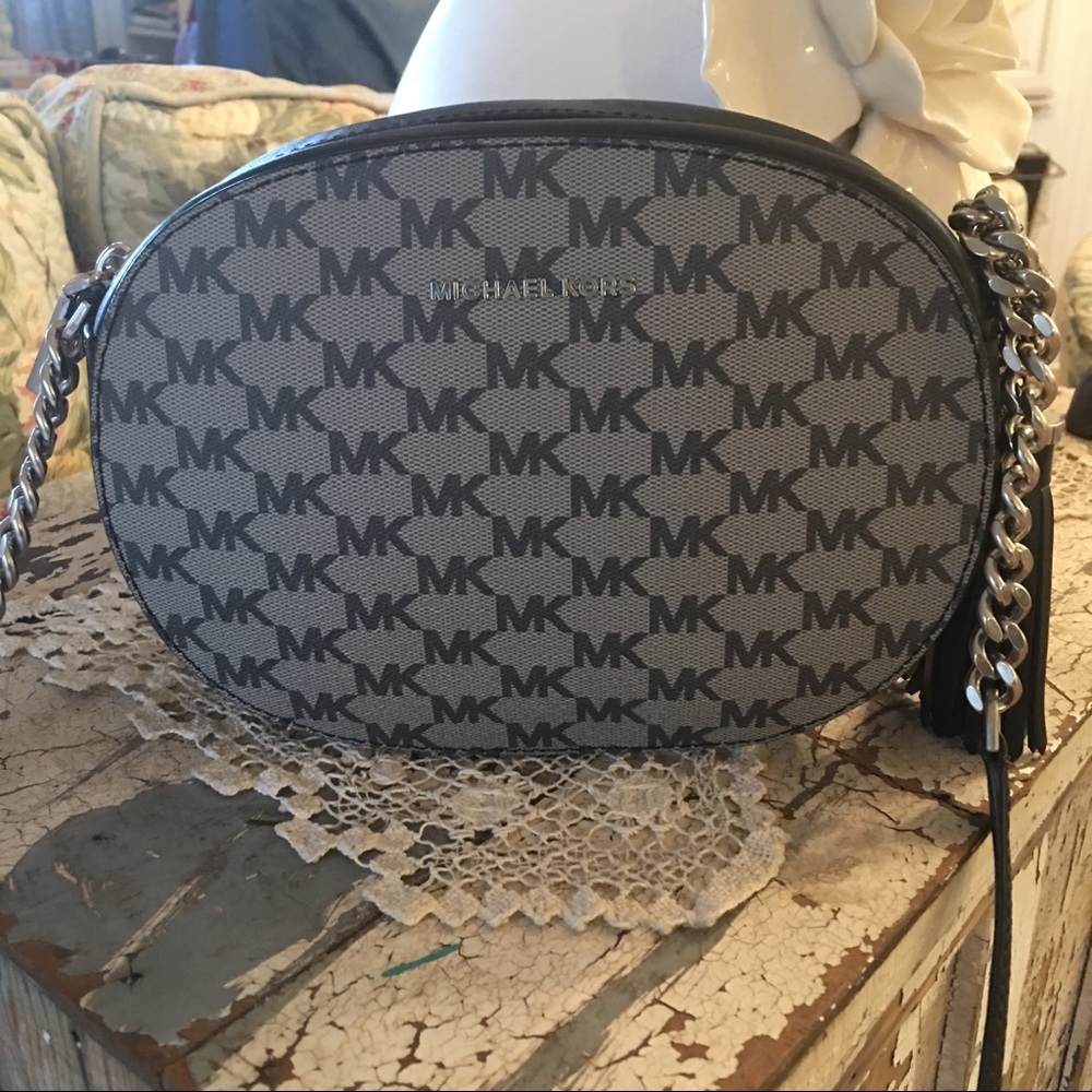 Micheal Kors Signature Ginny Messenger Crossbody - Picture 2 of 10